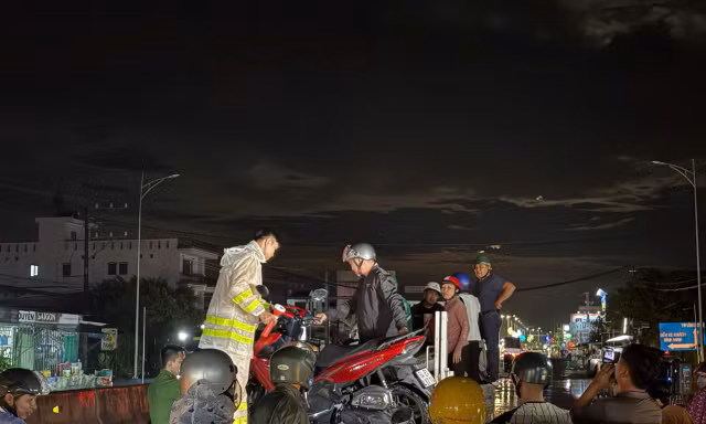 Quốc lộ 1 qua Vĩnh Long ngập sâu, công an bố trí xe chuyên dụng đưa dân qua điểm ngập