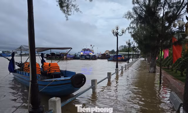 Bến Ninh Kiều lại bị triều cường ‘tấn công’
