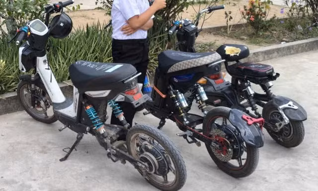 Kiểm tra bãi xe trường học phát hiện nhiều xe đạp điện ‘độ, chế’