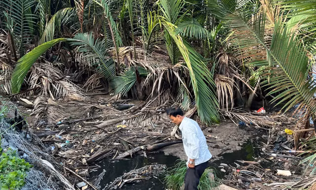 Nước rỉ rác chảy ra bên ngoài.