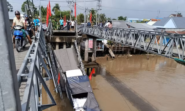 Sập cầu ở Cần Thơ, xe chở gạo rơi xuống sông