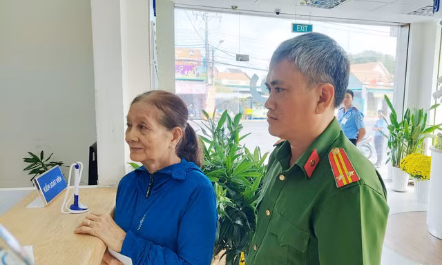 Cụ bà ‘hốt hoảng’ khi nhận 2 tỷ đồng từ tài khoản lạ