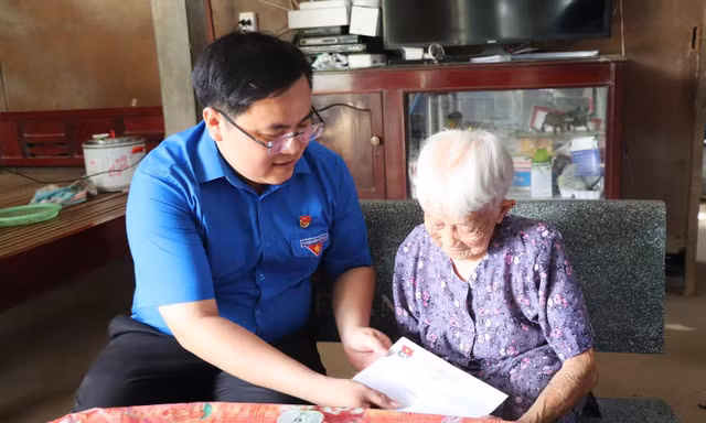 Tuổi trẻ Vĩnh Long ‘hành trình về địa chỉ đỏ’