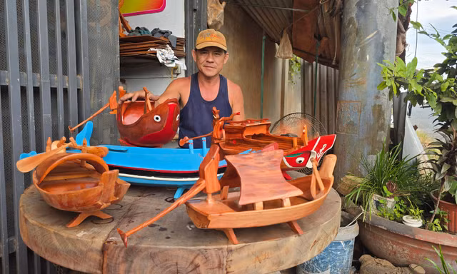 Người làm những chiếc xuồng tí hon khiến ai ghé qua cũng trầm trồ