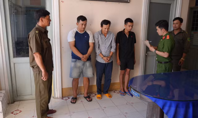 Đối tượng truy nã bị bắt khi đang dùng ma tuý với bạn