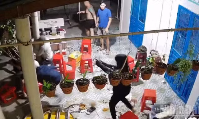 Truy bắt nhóm đối tượng xông vào nhà dân, cầm vật giống súng bắn người 