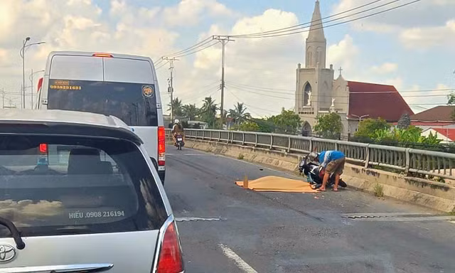 Va chạm xe khách trên Quốc lộ 1, người phụ nữ đi xe máy tử vong