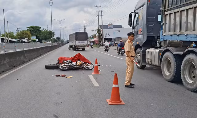 Tông đuôi xe tải trên Quốc lộ 1, người lái xe máy tử vong tại chỗ