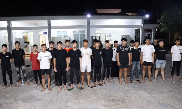 Hàng chục thanh thiếu niên hỗn chiến bằng dao, bom xăng lúc rạng sáng