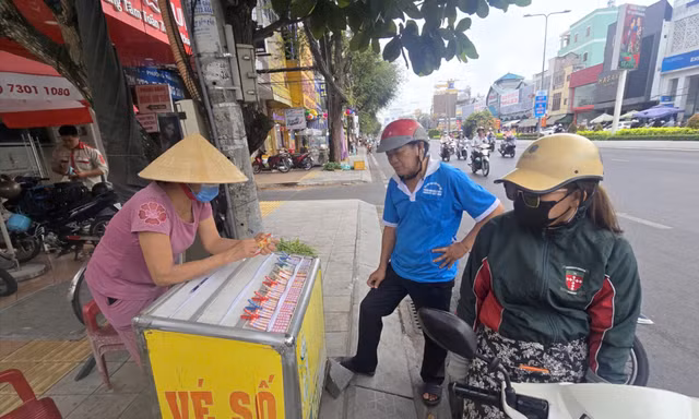 Ngày Vía Thần tài: Tấp nập mua xổ số, cá lóc nướng chốt đơn livestream ầm ầm 