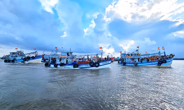 Hơn 100 tàu cá thỉnh Ông ra biển