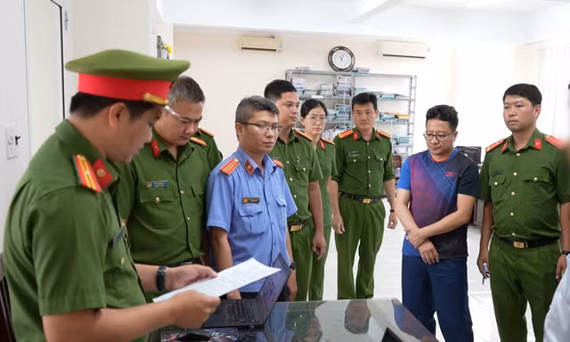 Thuế ở Cần Thơ đình chỉ công tác cán bộ bị bắt quả tang nhận 100 triệu đồng của doanh nghiệp