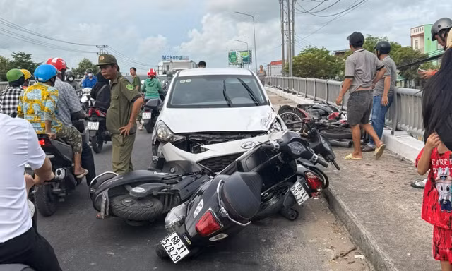 Ô tô tông nhiều xe máy trên cầu, nhiều người bị thương, ùn tắc kéo dài