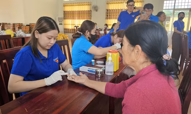 Tuổi trẻ CSGT đồng hành chăm lo đồng bào Khmer