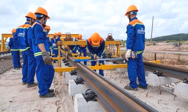 Tăng tốc lắp ray tàu điện đầu tiên ở Phú Quốc 