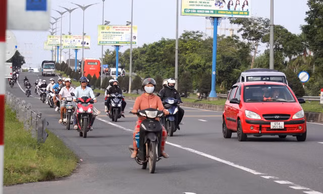 Dòng người ùn ùn từ miền Tây trở lại TPHCM