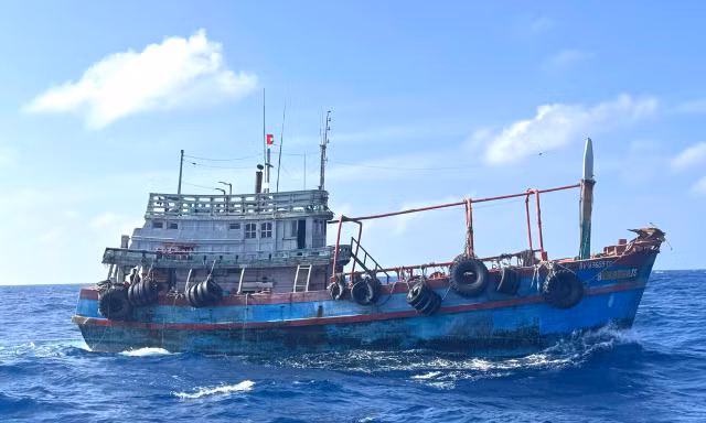 Bắt tàu cá chở hơn 50.000 lít dầu