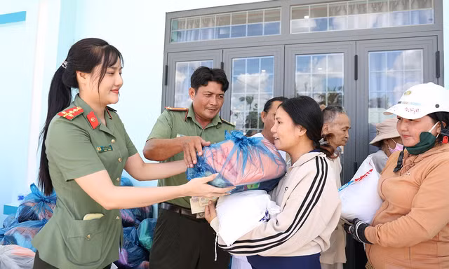 Công an An Giang trao 200 phần quà cho người dân có hoàn cảnh khó khăn