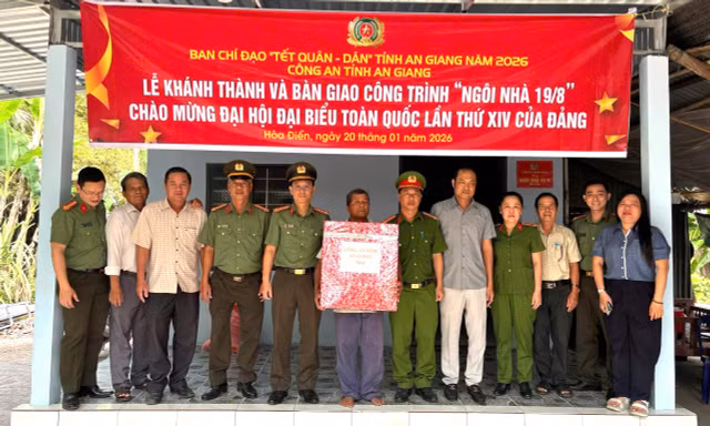 Công an An Giang bàn giao 2 nhà tình nghĩa cho hộ nghèo