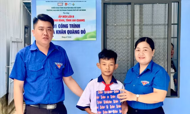 Nhà Khăn quàng đỏ tiếp thêm động lực cho cậu học trò nghèo