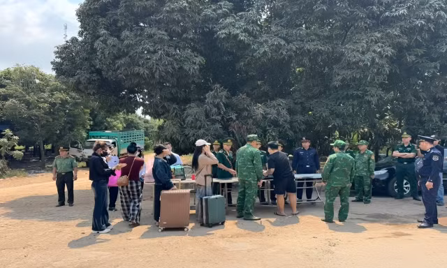 Tiếp nhận 37 công dân từ Campuchia có nghi vấn liên quan các tổ chức lừa đảo trực tuyến 