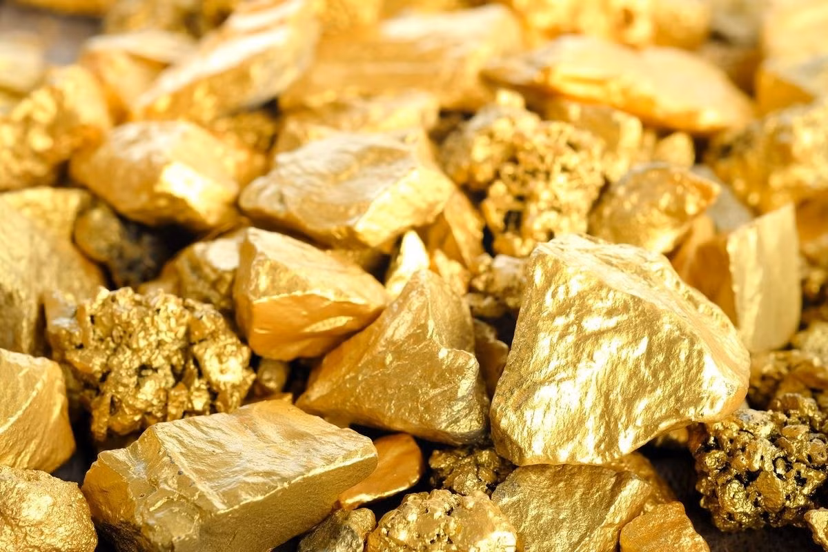 close-up-lump-of-gold-mine-backg.jpg