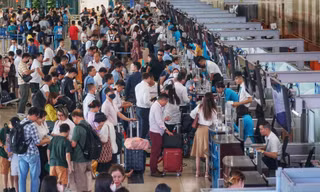 Chiêu tiết kiệm tiền vé máy bay mùa hè của nhiều gia đình