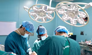 Giành lại sự sống cho bệnh nhân mang ‘quả bom nổ chậm’ trong não