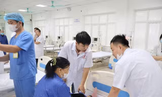 Cứu người trong tình huống khẩn cấp trên đường, bác sĩ ở Hà Nội được khen thưởng đột xuất
