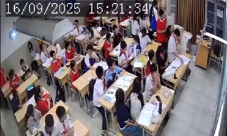 Hà Nội: Học sinh giật tóc, dúi đầu giáo viên ngay trong lớp học