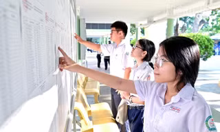 Thí sinh xem danh sách phòng thi trước giờ thi sáng nay. (ảnh: Báo Khánh Hòa)