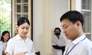 Lệch pha điểm số: Học bạ đang 'tô son', hay kỳ thi quá khắt khe?