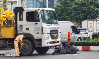 Xe bồn va chạm xe máy ở vòng xoay, một người tử vong