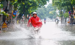 Hà Nội trưa 16/9: Mưa ngớt, phố vẫn mênh mông nước