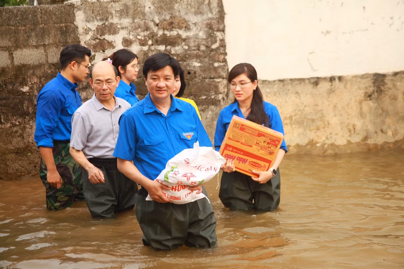 1-thanh-nien-tham-gia-khac-phuc-hau-qua-bao-lu-1.jpg