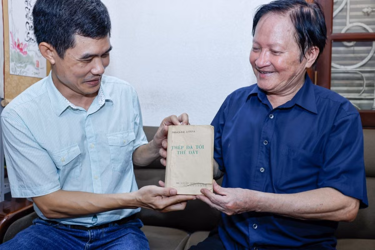 Cuốn sách như "Thép đã tôi thế đấy" đã theo Thiếu tướng, viện sỹ Nguyễn Huy Hiệu suốt cả cuộc chiến. Ảnh: Như Ý