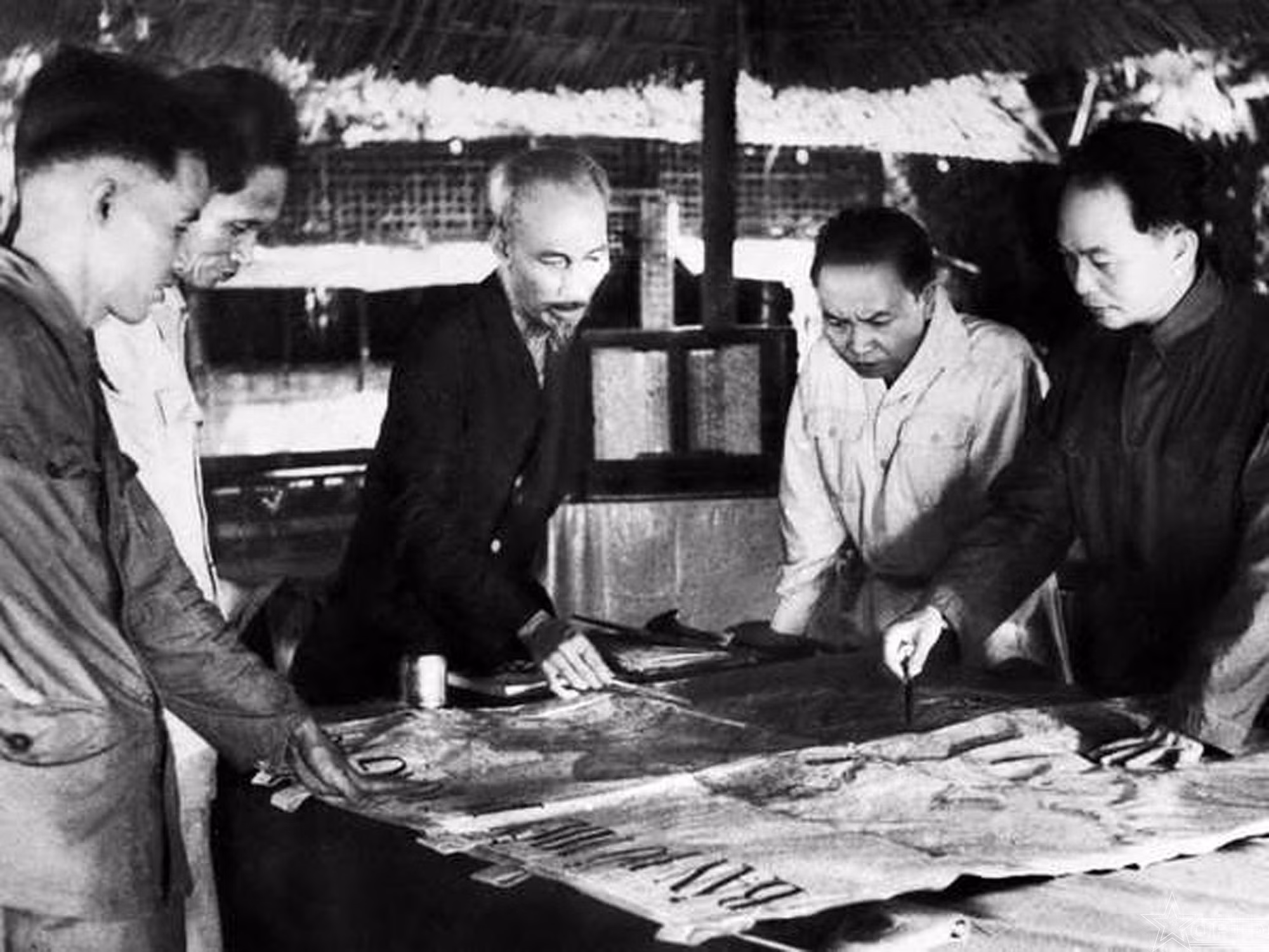 Chủ tịch Hồ Chí Minh và Đại tướng Võ Nguyên Giáp nghe kế hoạch chuẩn bị chiến dịch Điện Biên Phủ.