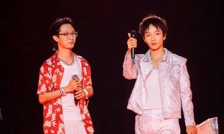 Hoàng Dũng tinh tế, "đỡ miếng" cho fanboy đu trọn 3 đêm concert Xoay Tròn