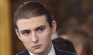 Barron Trump gây sốt