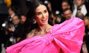 Demi Moore bị chê làm lố trên thảm đỏ Cannes
