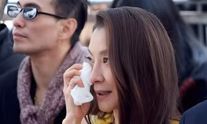 Dương Tử Quỳnh khóc