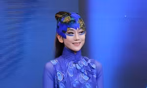 Sắc vóc không tuổi của ‘chim công làng múa’ Dương Lệ Bình khi đến Hà Nội