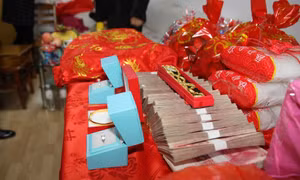 Cô dâu đột ngột hủy hôn, bắt chú rể trả 'phí ôm'