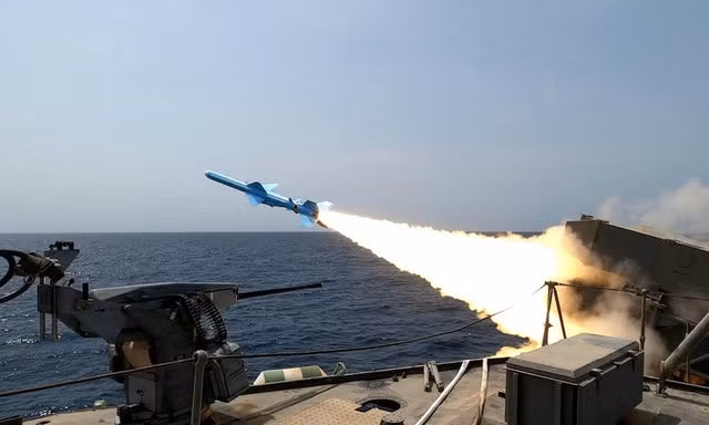 Iran tập trận phô diễn năng lực, tên lửa và máy bay không người lái đồng loạt khai hỏa