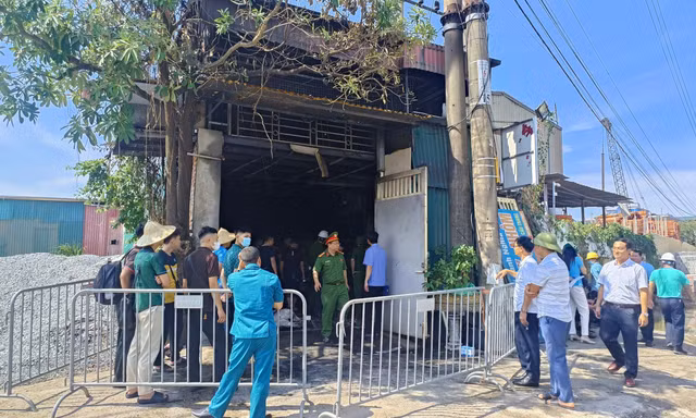 Sau khi tiếp nhận tin báo cháy, lực lượng chức năng có mặt tại hiện trường dập lửa, tổ chức cứu nạn. (Ảnh: Thanh Hà)
