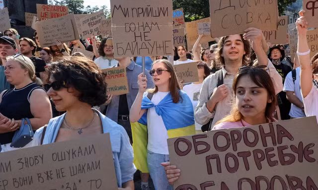Biểu tình nổ ra ở Ukraine vì bộ trưởng quốc phòng bị miễn nhiệm