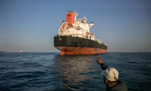 Iran tấn công hai siêu tàu chở dầu trên eo biển Hormuz