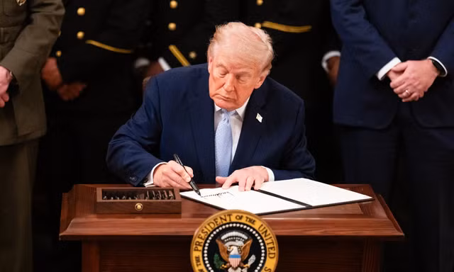 Tranh cãi kế hoạch in chữ ký của ông Trump lên tờ đô la Mỹ