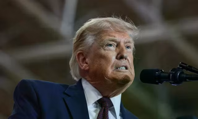 Tổng thống Mỹ Trump nổi giận vì giá xăng giảm chậm hơn giá dầu
