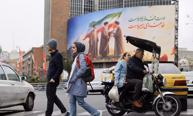 Iran tăng lương tối thiểu 60% giữa lúc xung đột